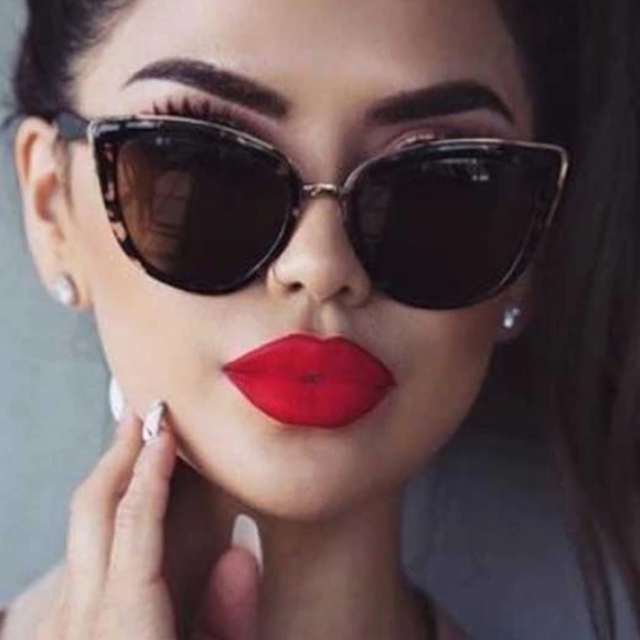 Boutique item Accessories - *HOST PICK* sunglasses 😎JUST IN‼️ Tortoise
